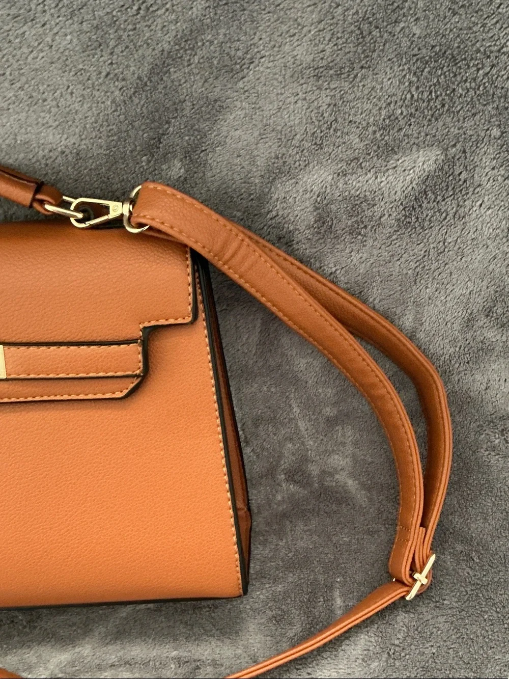 Unbranded hardware strap style